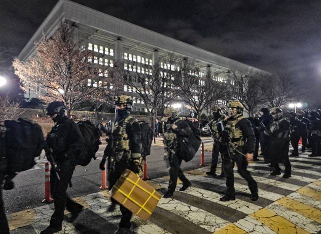 지난해 12월 4일 국회에서 비상계엄 해제요구안이 가결된 뒤 계엄군 병력이 국회에서 철수하고 있다. 뉴시스