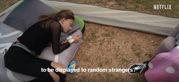 ▲실제 영상 속에는 지쳐 잠들어 있는 아이에게 티퍼니가 소리치는 모습이 자주 등장한다.사진=넷플릭스 트레일러 영상 갈무리.