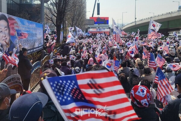 ▲지난 4일 윤석열 전 대통령 탄핵선고 당시 서울 용산구 대통령 관저 인근에서 열린 탄핵 반대 집회 현장. 사진=미디어오늘