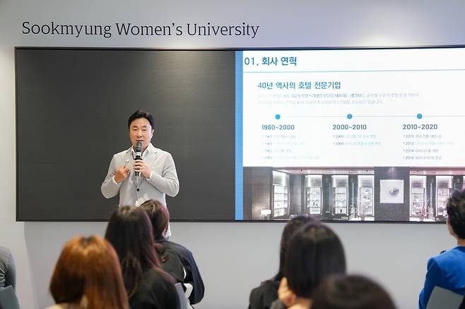 숙명여자대학교에서 특강을 하고 있는 여인창 파르나스호텔 대표이사 / 사진=파르나스호텔