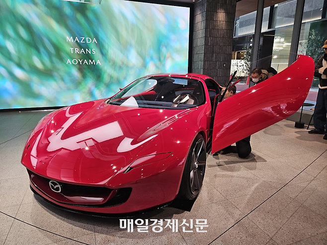 일본 마쓰다가 최근 도쿄 미나토구에 만든 ‘마쓰다 트랜스 아오야마’ 전시장 모습. [도쿄 이승훈 특파원]