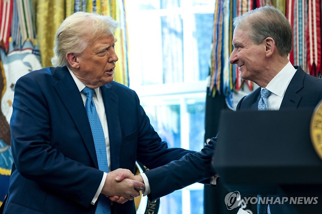 트럼프 미국 대통령(왼쪽)과 앳킨스 SEC 위원장<워싱턴 EPA=연합뉴스>