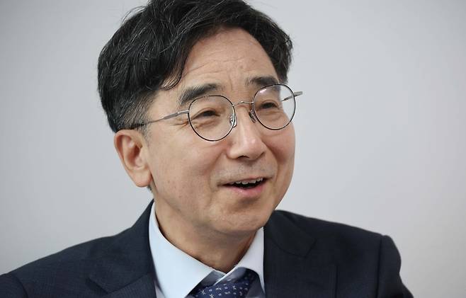 유종일 성장과통합 대표가 지난 16일 여의도의 한 사무실에서 매일경제와 인터뷰하고 있다. [한주형 기자]