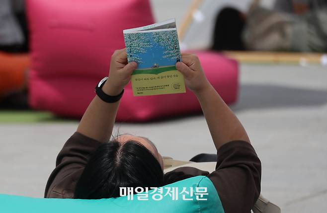 봄을 맞아 광화문, 청계천 등지에서 서울 야외 도서관이 개장한 가운데 광화문 광장을 찾은 시민들과 관광객들이 책을 보며 휴식을 취하고 있다.

올해로 4년 차를 맞이하는 서울 야외 도서관은, 광화문광장 ‘광화문 책 마당’, 청계천 ‘책 읽는 맑은 냇가’는 23일 개장하고, 서울광장 ‘책 읽는 서울광장’은 어린이날을 맞아 5월 3일 문을 연다. 서울 야외 도서관 세 곳 모두 금, 토, 일 주 3일제로 운영한다. 4~6월, 9~11월 초로 나눠 운영된다. 2025.04.23[이충우 기자]
