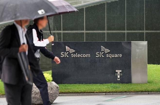 22일 SK텔레콤은 지난 19일 오후 해킹 공격으로 이용자 정보가 일부 유출된 정황을 확인했다고 밝혔다. 사진은 이날 서울 중구 SK텔레콤 본사 모습. 연합뉴스