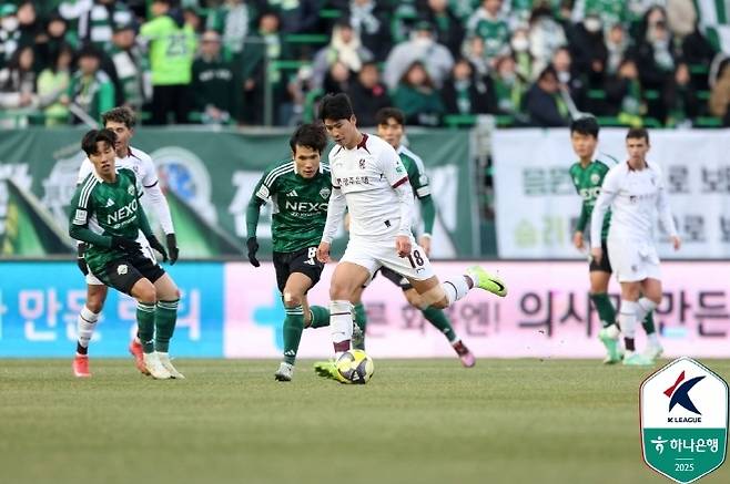 광주 FC 스트라이커 박인혁(사진 오른쪽). 사진=한국프로축구연맹