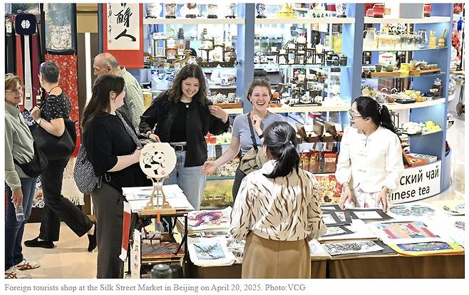 중국 글로벌타임스가 소개한 중국에서 쇼핑하는 외국인 관광객들의 모습./사진=글로벌타임스 캡쳐
