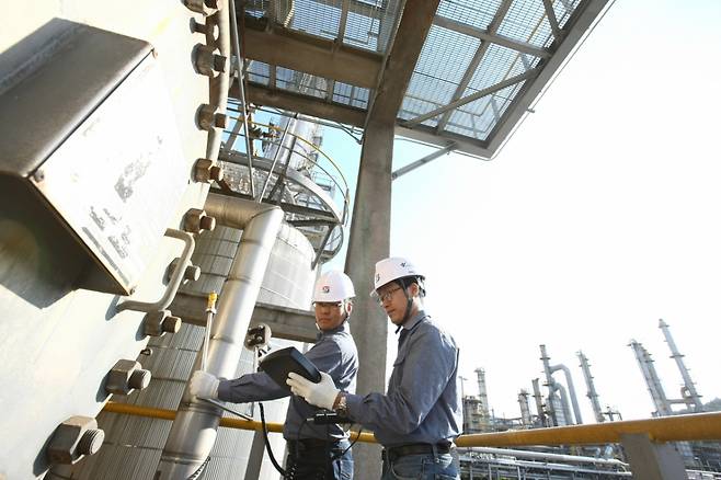 한국가스안전공사 직원이 대형 석유화학플랜트 내에 보온재로 싸여있는 배관의 부식여부를 점검하는 장면. /사진제공=한국가스안전공사