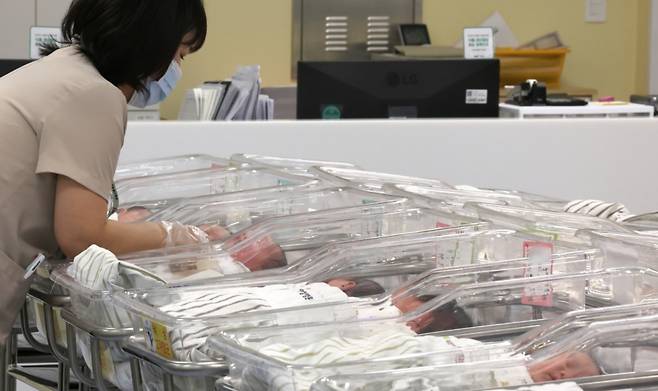 26일 인천 미추홀구 아인병원 신생아실에서 간호사들이 신생아들을 돌보고 있다./사진제공=뉴시스