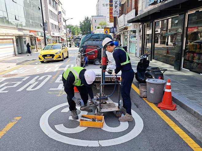 서울 성동구청 관계자들이 지반 공동 탐사를 하고 있다. /사진=서울 성동구청
