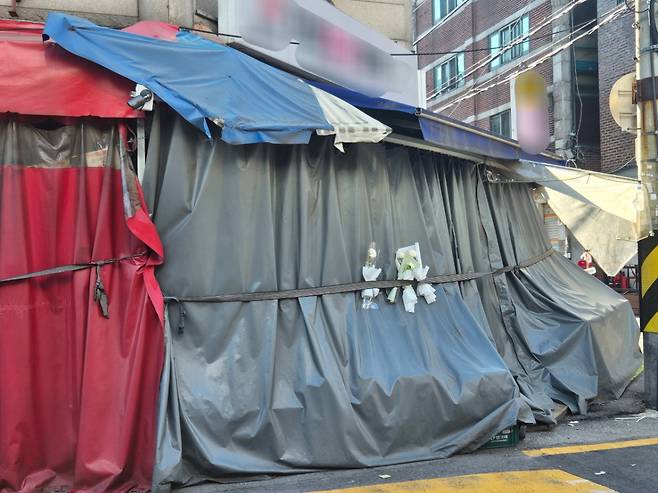 미아역 칼부림 현장에 꽂힌 꽃 4송이. 기자도 꽃 1개를 놓고 애도를 표했다./사진=박진호 기자