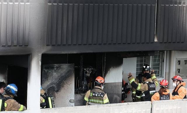 지난 21일 화재가 발생한 서울 관악구 봉천동 아파트에서 과학수사대원들이 현장을 감식하고 있다. 연합뉴스