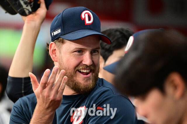 2025년 4월 22일 오후 서울 고척스카이돔에 진행된 '2025 신한 SOL뱅크 KBO 리그' 두산 베어스와 키움 히어로즈의 경기. 두산 콜 어빈이 경기를 보며 동료와 이야기를 나누고 있다./고척=유진형 기자 zolong@mydaily.co.kr