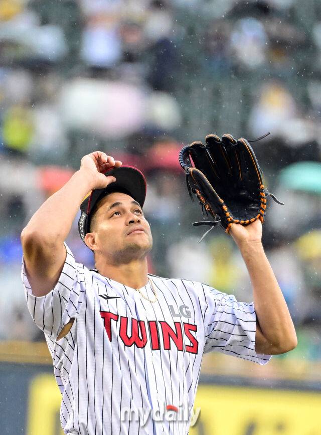 2025년 4월 12일 오후 서울 잠실구장에서 진행된 '2025 신한 SOL뱅크 KBO 리그' 두산 베어스와 LG 트윈스의 경기. LG 선발투수 치리노스가 6회초 2사 만루서 두산 추재현을 삼진으로 처리한 뒤 기뻐하고 있다./마이데일리