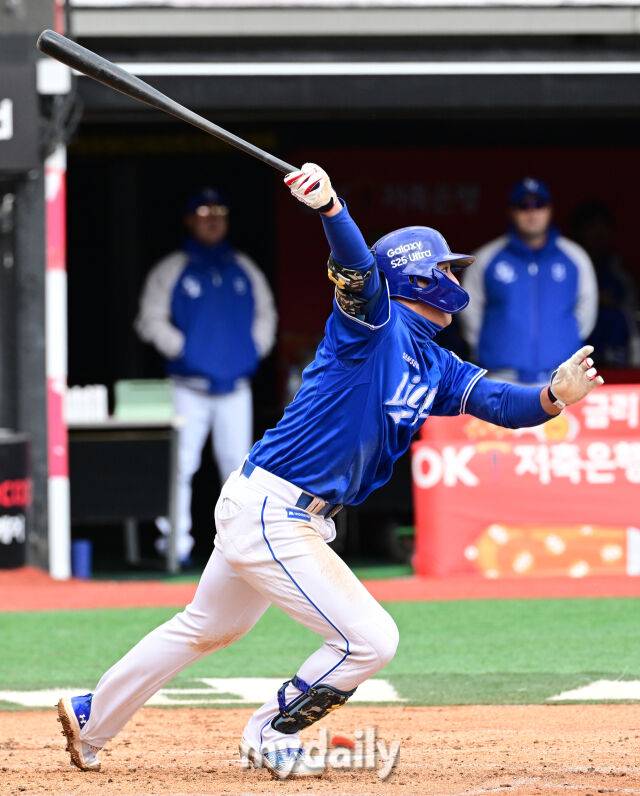 2025년 4월 13일 오후 경기도 수원KT위즈파크 진행된 '2025 신한 SOL뱅크 KBO 리그' 삼성 라이온즈와 KT 위즈의 경기. 삼성 김영웅이 2회초 선두타자 안타를 치고 있다./마이데일리