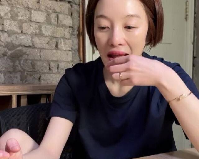 황보라가 과자를 먹으며 휴대전화에서 시선을 못 뗐다. / 황보라 소셜미디어 캡처