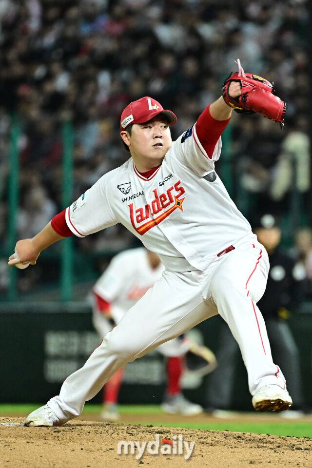 17일 인천 SSG랜더스필드에서 열린 '2025 신한 SOL BANK KBO리그' 한화 이글스와 SSG랜더스 경기. SSG 이로운이 5회 힘차게 투구하고 있다./마이데일리