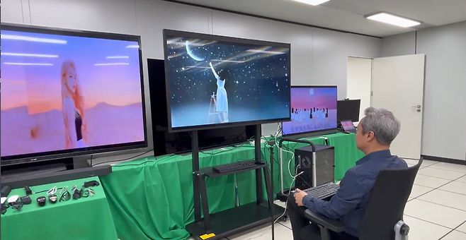 ETRI 연구진이 가상 아이돌 ‘이터니티’를 시연하고 있다.[ETRI 제공]