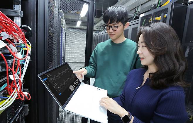 LG유플러스 임직원들이 관련 기술을 시연하는 모습. [LG유플러스 제공]