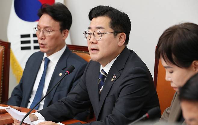 박찬대(가운데) 더불어민주당 대표 직무대행이 23일 오전서울 여의도 국회에서 열린  최고위원회의에 참석해 모두발언하고 있다. 이상섭 기자