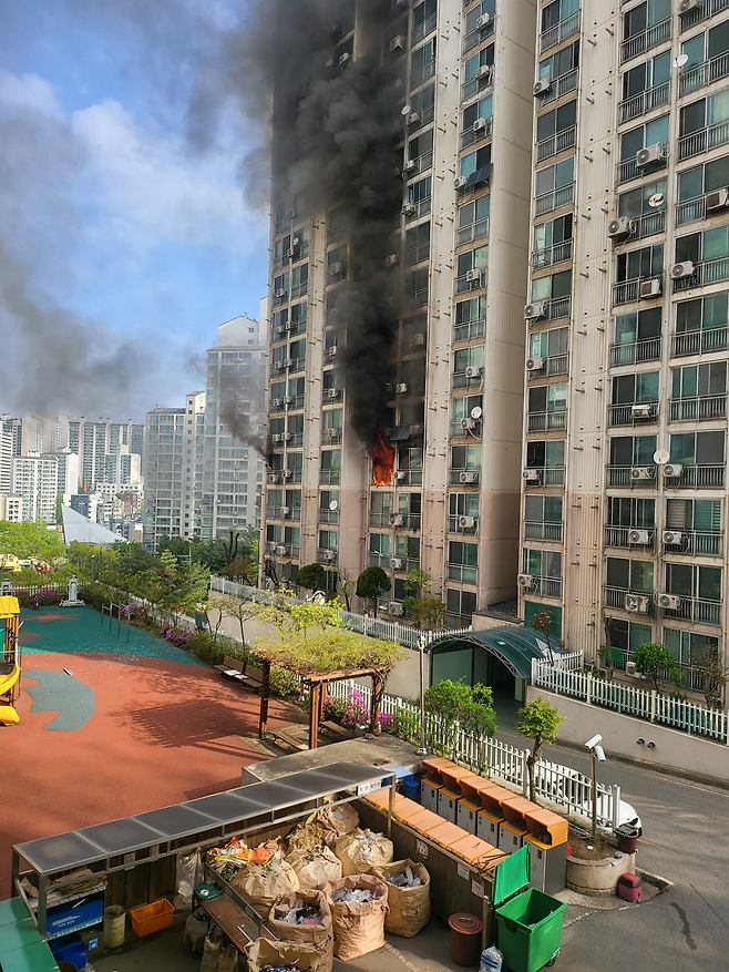 21일 서울 관악구 봉천동의 한 아파트에서 방화가 일어나 방화 용의자인 60대 남성이 그 자리에서 사망하고 6명이 부상을 입었다. [독자제공]