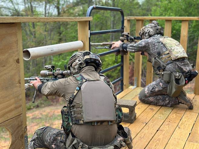 육군 1군단 특공연대 저격수팀은 4~10일 미국 조지아주 포트무어에서 개최된 ‘2025년 미 국제 저격수대회’에 참가해 ‘국제부문 1위’의 성적을 거두었다. 사진은 1군단 특공연대 저격수팀 장제욱 중사(사수)와 박대운 상사(관측수)가 타켓을 저격하는 모습. [육군 제공]