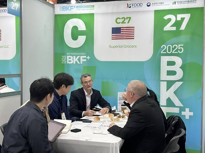 지난 16~17일 서울 양재동 aT센터에서 개최한 K-Food+ 바이어 초청 수출상담회에 해외 바이어와 상담이 진행되고 있다.  [농림축산식품부 제공]