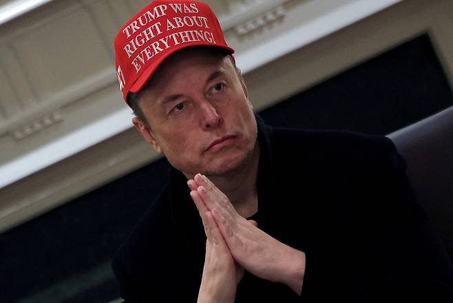 일론 머스크 테슬라 최고경영자(CEO)가 지난달 24일(현지시간) 미국 워싱턴 D.C. 백악관에서 열린 내각 회의에 참석한 모습. [로이터]