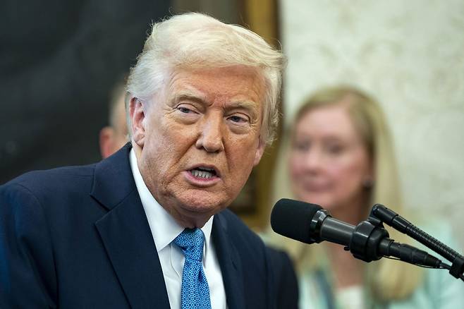 도널드 트럼프 대통령이 22일(현지시간) 워싱턴 D.C. 백악관 타원형 사무실에서 열린 폴 애킨스 증권거래위원회 위원장 취임식에서 연설하고 있다.  [UPI]