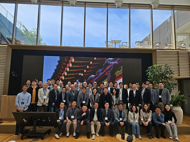 한국산업은행이 지난 22일(현지시간) 국내 주요 VC(벤처캐피탈) 참관단과 함께 미국 샌프란시스코에 위치한 오픈AI 본사를 방문했다. 사진은 김응석(둘째줄 왼쪽 다섯 번째부터) 미래에셋벤처투자 대표, 콜린 에반스(OpenAI 벤처 파트너십 담당), 박희덕 트랜스링크인베스트먼트 대표, 신혜숙 한국산업은행 부행장, 권준희 아이엠투자파트너스 대표, 윤희경 카익투벤처스 대표, 맹두진 에이티넘인베스트먼트 사장. [한국산업은행 제공]