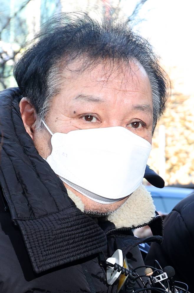 무속인 건진법사로 알려진 전성배 씨가 지난해 12월 19일 서울 양천구 서울남부지방법원에서 열린 정치자금법 위반 혐의 영장실질심사(구속 전 피의자심문)에 출석하고 있다. [뉴시스]