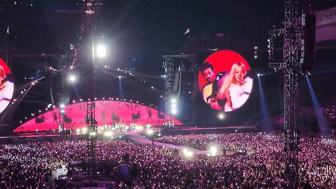 콜드플레이 4회차 콘서트에 깜짝 등장한 블랙핑크 로제/고승희 기자