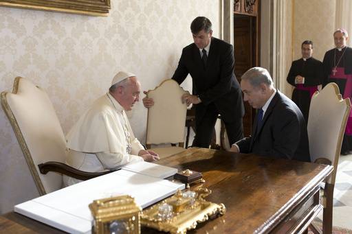 2013년 프란치스코 교황(왼쪽)과 베냐민 네타냐후 이스라엘 총리가 바티칸에서 만나고 있다. [AP]