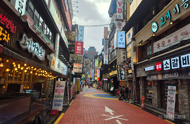 2026년도 최저임금을 결정하기 위한 최저임금위원회의 심의가 시작된 지난 22일 오후 서울 종로구에 있는 한 먹자골목 전경. 김도윤 기자.