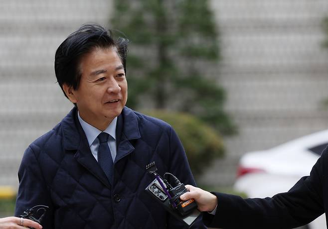 사업가로부터 6천만원 수수 혐의를 받고 있는 노웅래 더불어민주당 의원이 9차 공판을 하기 위해 6일 서울중앙지방법원으로 출석하고 있다.[뉴시스]
