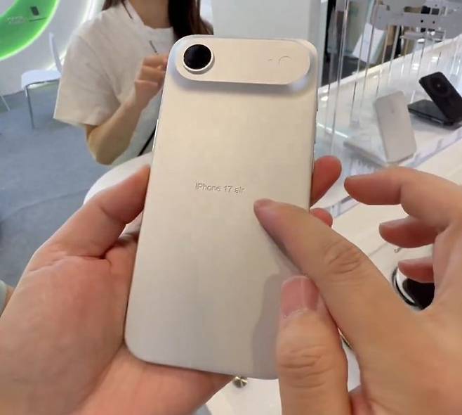 [서울=뉴시스] 22일 IT 팁스터(정보유출자) 마인부우는 전날 엑스(X·전 트위터)를 통해 "중국의 한 매장에서 내가 제공한 CAD 모델을 활용해 아이폰17 시리즈의 실물 모형을 전시하고 있다"며 관련 영상을 게재했다. (사진= @MajinBuOfficial 엑스 캡처 ) 2025.04.22. photo@newsis.com *재판매 및 DB 금지