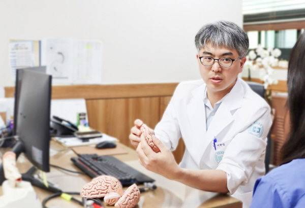 [서울=뉴시스] 22일 의료계에 따르면 대표적인 치매로 인한 성격 변화로 의심 많아지거나 예민하고 공격적이 되는 경우, 우울하거나 무기력이 나타나는 경우 등이 있다.  (사진=세란병원 제공) 2025.04.22. photo@newsis.com *재판매 및 DB 금지