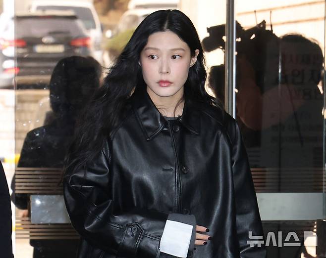 [서울=뉴시스] 이영환 기자 = 입시비리 혐의로 재판을 받고 있는 조민 씨가 26일 오후 서울 서초구 서울중앙지방법원에서 열린 항소심 1차 공판에 출석하고 있다. (공동취재) 2025.03.26. photo@newsis.com