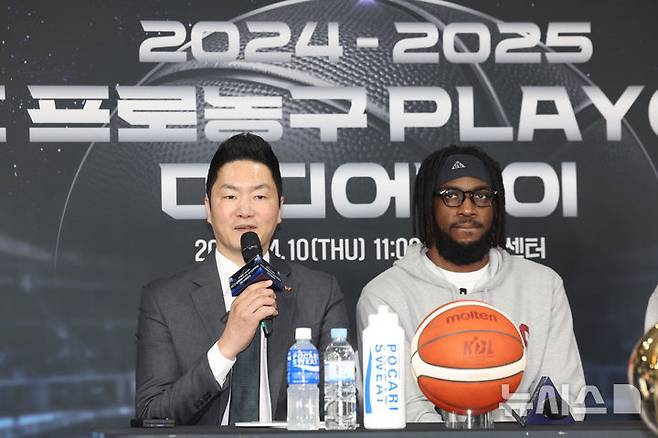 [서울=뉴시스] 김명년 기자 = 전희철 서울 SK 감독이 지난 10일 오전 서울 강남구 KBL센터에서 열린 2024-2025 KCC 프로농구 플레이오프 미디어데이에서 출사표를 던지고 있다. 2025.04.10. kmn@newsis.com