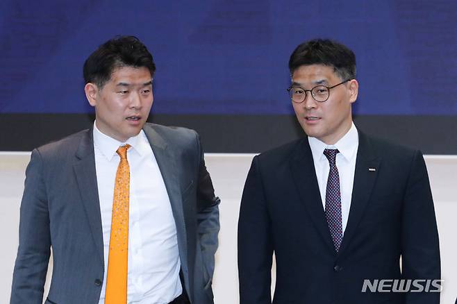 [서울=뉴시스] 권창회 기자 = LG 조상현 감독(왼쪽), 현대모비스 조동현 감독이 지난 2023년 3월31일 오전 서울 송파구 올림픽파크텔에서 열린 2022-2023시즌 프로농구 플레이오프 미디어데이에서 기념촬영 전 대화를 하고 있다. 2023.03.31. kch0523@newsis.com