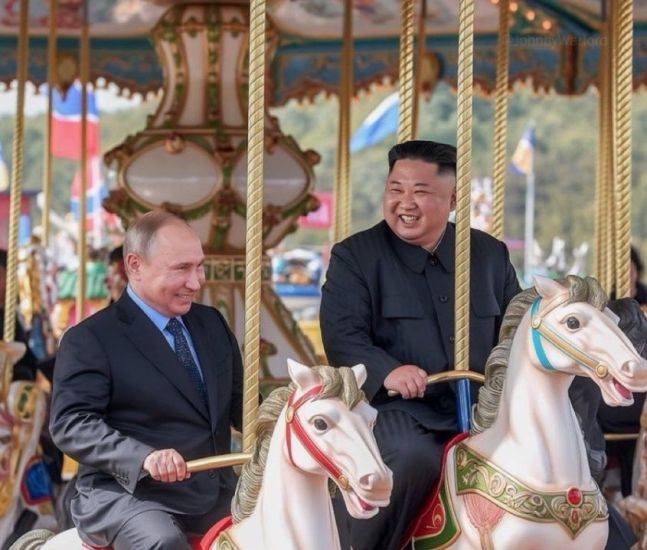 [서울=뉴시스] 김정은 북한 국무위원장과 블라디미르 푸틴 러시아 대통령이 지난해 7월 평양에서 함께 회전목마를 타며 활짝 웃고 있다. 다가오은 다극 무질서 국제 정세에 북한이 잘 대비돼 있다는 평가가 나왔다. (사진= 엑스 갈무리) 2025.4.23.  *재판매 및 DB 금지