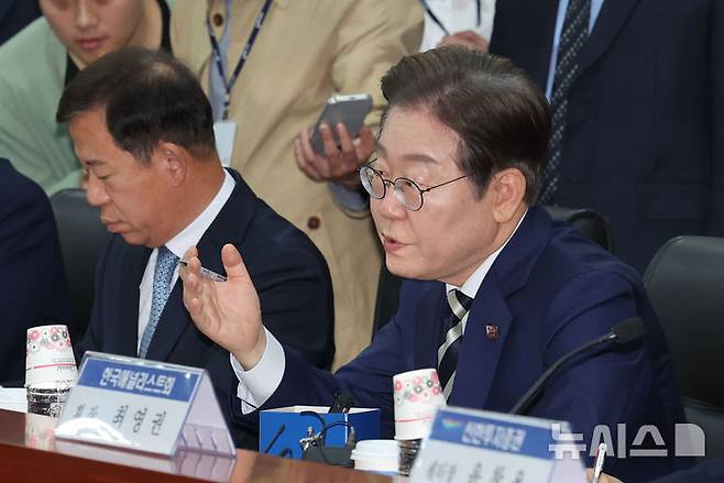 [서울=뉴시스] 권창회 기자 = 이재명 제21대 대통령 선거 더불어민주당 경선 후보가 지난 21일 서울 여의도 금융투자협회에서 열린 자본시장 활성화를 위한 정책간담회에서 질의응답을 하고 있다. 2025.04.21. kch0523@newsis.com