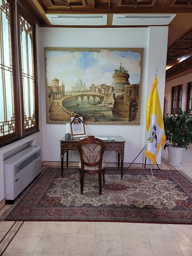 [서울=뉴시스] 23일 프란치스코 교황을 추모하는 국내 공식 분향소가 마련된 서울 종로구 궁정동 주한교황대사관 (사진=한국천주교주교회의 제공) 2025.04.23. photo@newsis.com *재판매 및 DB 금지