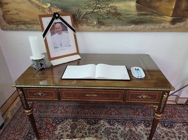 [서울=뉴시스] 23일 프란치스코 교황을 추모하는 국내 공식 분향소가 마련된 서울 종로구 궁정동 주한교황대사관 (사진=한국천주교주교회의 제공) 2025.04.23. photo@newsis.com *재판매 및 DB 금지