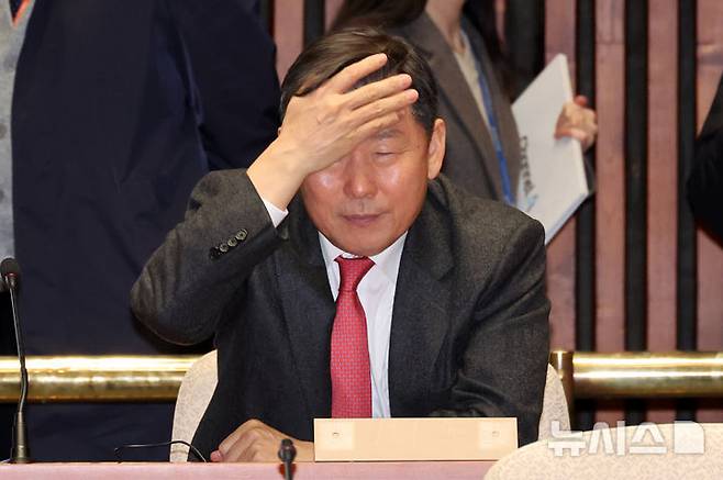 [서울=뉴시스] 조성우 기자 = 이철규 국민의힘 의원이 13일 오후 서울 여의도 국회에서 열린 의원총회에 참석해 자리하고 있다. 2025.03.13. xconfind@newsis.com