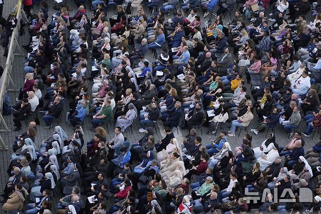 [바티칸=AP/뉴시스] 22일(현지 시간) 바티칸 성 베드로 광장에서 프란치스코 교황을 추모하는 묵주 기도회가 열려 참석자들이 기도하고 있다. 바티칸은 프란치스코 교황의 장례식을 오는 26일 오전 10시(한국 시간 오후 5시)에 거행하기로 하고, 교황의 시신이 안치된 관이 성 베드로 대성당으로 옮겨지는 23일부터 일반 신자들의 공개 조문을 받기로 했다. 2025.04.23.