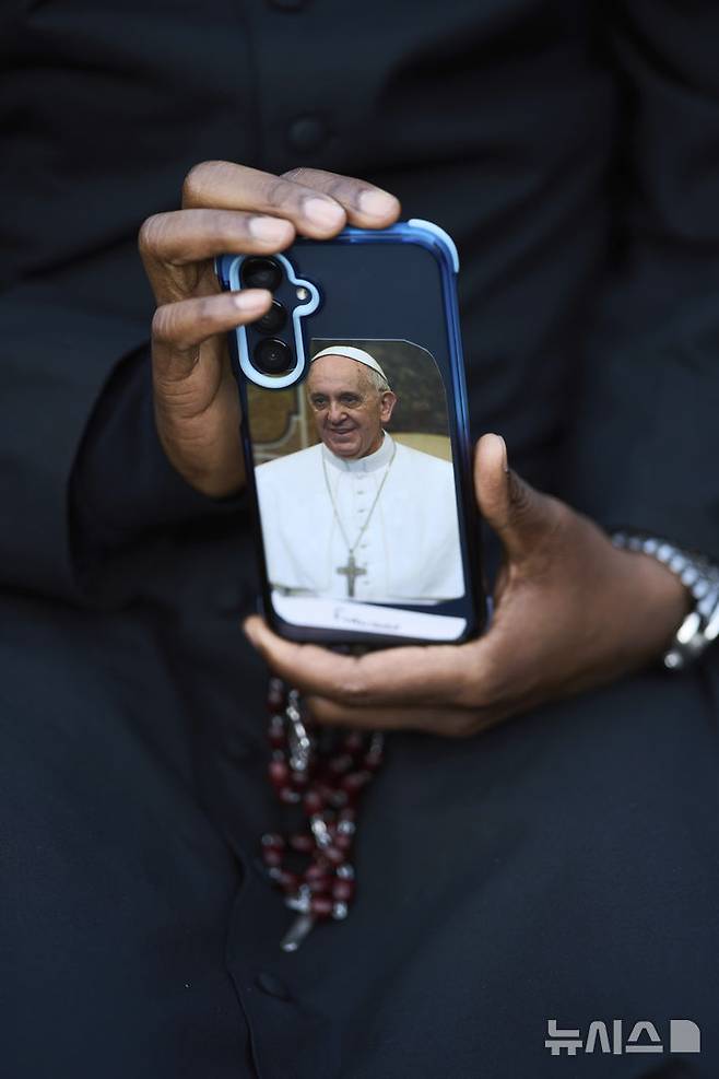 [바티칸=AP/뉴시스] 22일(현지 시간) 바티칸 성 베드로 광장에서 프란치스코 교황을 추모하는 묵주 기도회가 열려 참석자들이 기도하고 있다. 바티칸은 프란치스코 교황의 장례식을 오는 26일 오전 10시(한국 시간 오후 5시)에 거행하기로 하고, 교황의 시신이 안치된 관이 성 베드로 대성당으로 옮겨지는 23일부터 일반 신자들의 공개 조문을 받기로 했다. 2025.04.23.