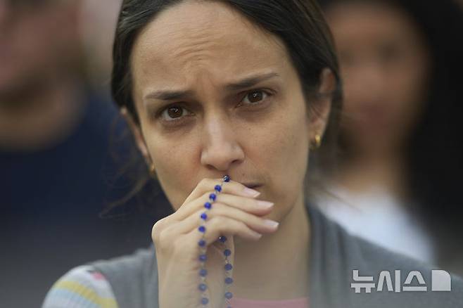 [바티칸=AP/뉴시스] 22일(현지 시간) 바티칸 성 베드로 광장에서 프란치스코 교황을 추모하는 묵주 기도회가 열려 참석자들이 기도하고 있다. 바티칸은 프란치스코 교황의 장례식을 오는 26일 오전 10시(한국 시간 오후 5시)에 거행하기로 하고, 교황의 시신이 안치된 관이 성 베드로 대성당으로 옮겨지는 23일부터 일반 신자들의 공개 조문을 받기로 했다. 2025.04.23.
