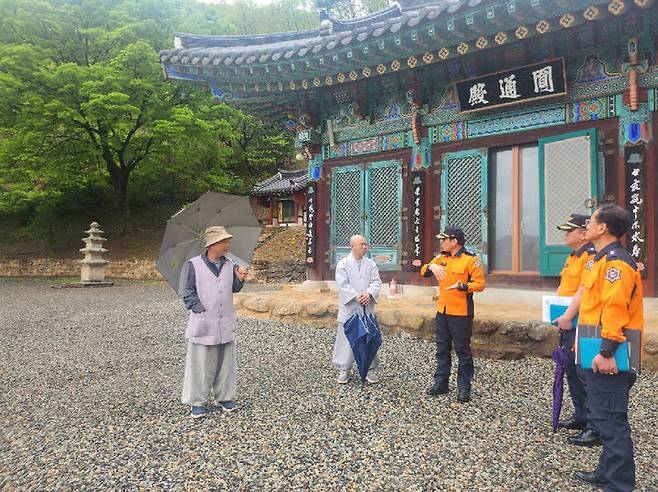 [대구=뉴시스] 대구강북소방서는 부처님 오신 날을 앞두고 군위군 의흥면에 있는 수태사에서 화재안전관리를 지도했다. (사진=대구강북소방서 제공) 2025.04.23. photo@newsis.com *재판매 및 DB 금지