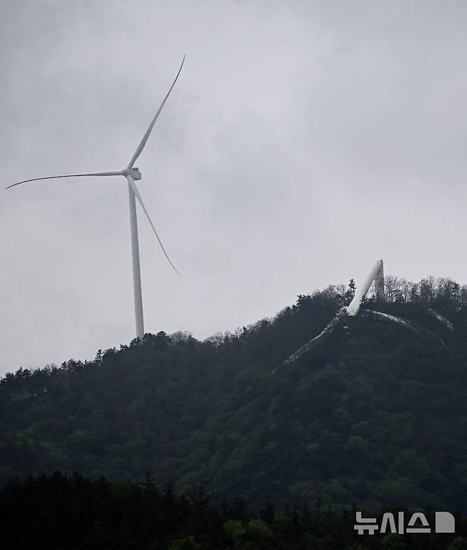 [화순=뉴시스] 김혜인 기자 = 23일 오후 전남 화순군 도암면 우치리 화학산 정상부에 지어진 127m길이의 4.7MW급 풍력발전기가 꺾여있다. 지난 21일 금성산 풍력발전 단지에 세워진 풍력발전기 11기 중 11번째 발전기가 쓰러진 것과 관련해 사고기의 시공·제조사 관계자들이 사고 원인을 밝히기 위해 현장 조사를 진행하고 있다. 2025.04.23. hyein0342@newsis.com